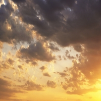 Небо - перейти на эту картинку Темно-синее небо c перистыми тучами, красота