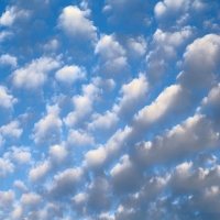 Небо - перейти на эту картинку Темно-синее небо c тяжелыми облаками, фантазии