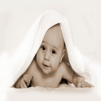 ребенок хитрый взгляд из-под полотенца