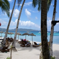 Море - перейти на эту картинку синее зеленое море белые облака и яхты парусники